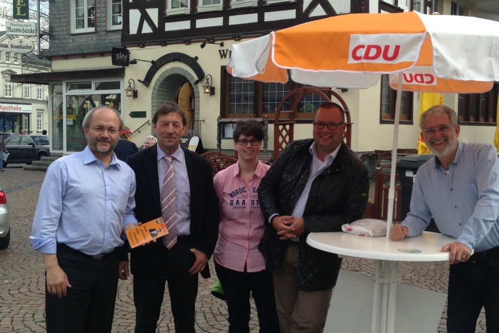Ganz viele Gespräche auf dem Bad Laaspher Wochenmarkt. Ich war dort zur Unterstützung der Bad Laaspher CDU und unseres Bürgermeisterkandidaten Günter Wagner. Anschließend Besuche von Haustür zu Haustür auf dem Siegener Lindenberg und dann Maibaum-Aufstellen in Netphen. Ganz viele Gespräche auf dem Bad Laaspher Wochenmarkt. Ich war dort zur Unterstützung der Bad Laaspher CDU und unseres Bürgermeisterkandidaten Günter Wagner. Anschließend Besuche von Haustür zu Haustür auf dem Siegener Lindenberg und dann Maibaum-Aufstellen in Netphen.